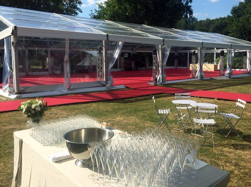 Présentation d'une bâche événementielle avec une table et des coupes à champagne