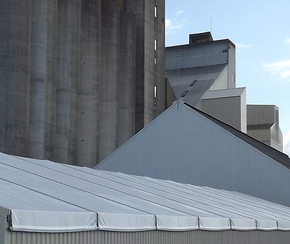 Bâche sur un bâtiment industriel