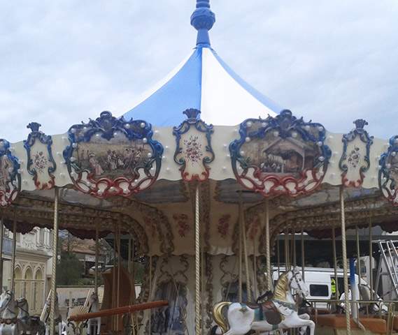 Bâche de protection sur un manège pour enfants Bâche de protection sur un manège pour enfants