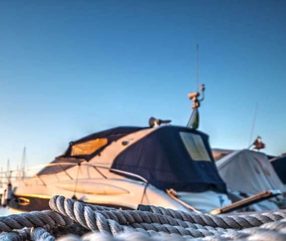 Bâche nautique posée sur un bateau dans un port de plaisance Bâche nautique posée sur un bateau dans un port de plaisance