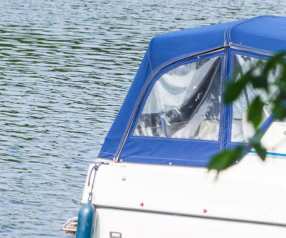Bâche transparente recouvrant un bateau de plaisance Bâche transparente recouvrant un bateau de plaisance